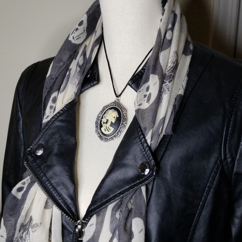 Large Lolita Skeleton Cameo Necklace Skull - Picture 4 of 8